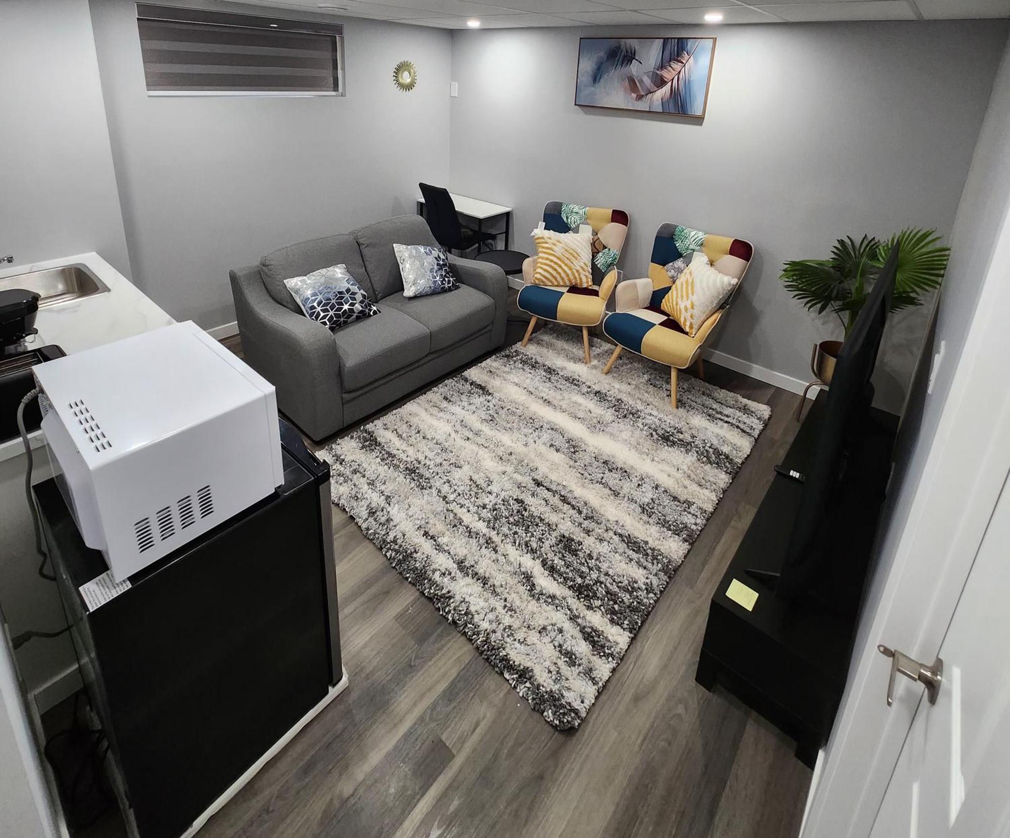 Entire Basement Suite With Private Entrance 위니펙 외부 사진