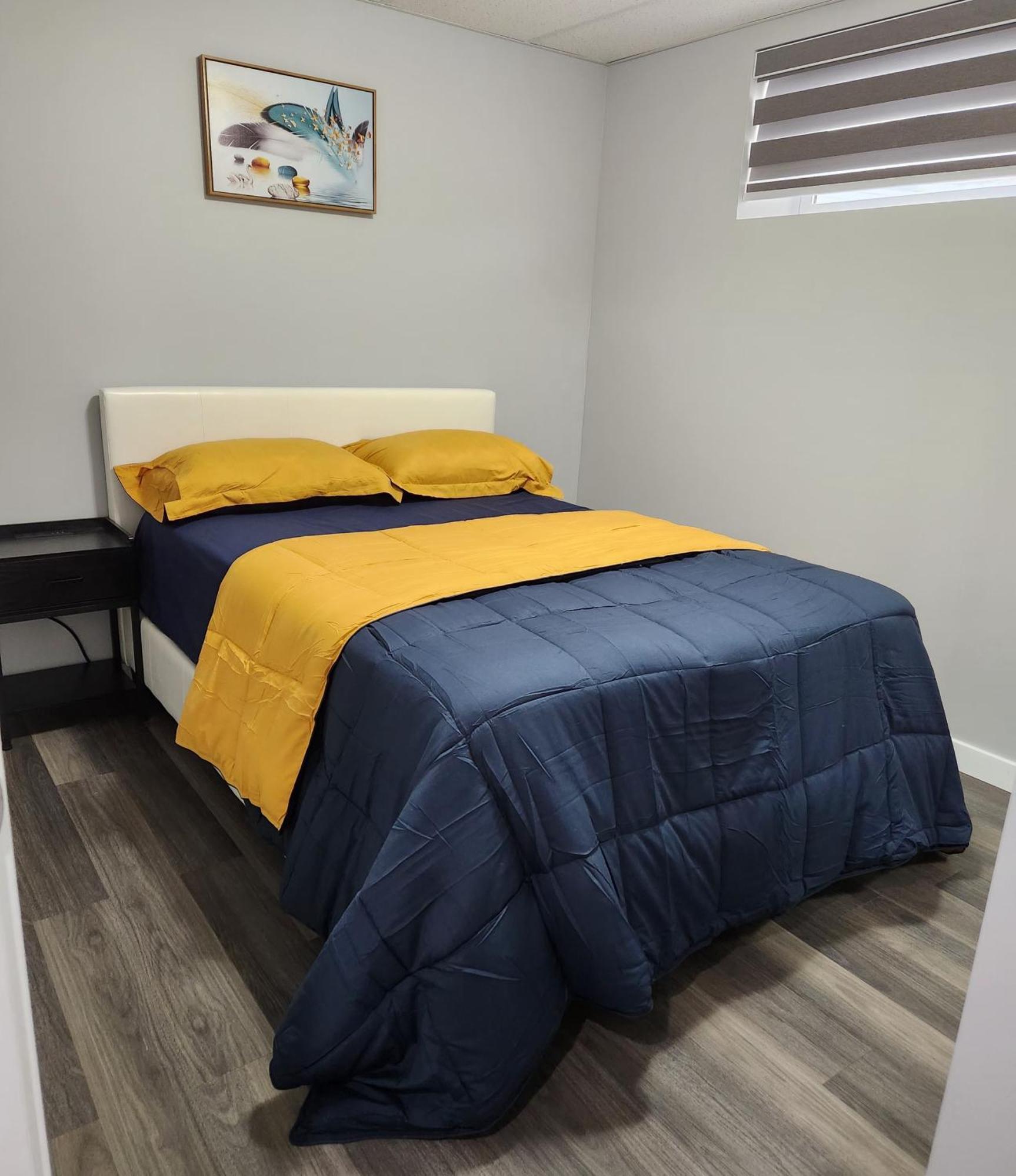 Entire Basement Suite With Private Entrance 위니펙 외부 사진