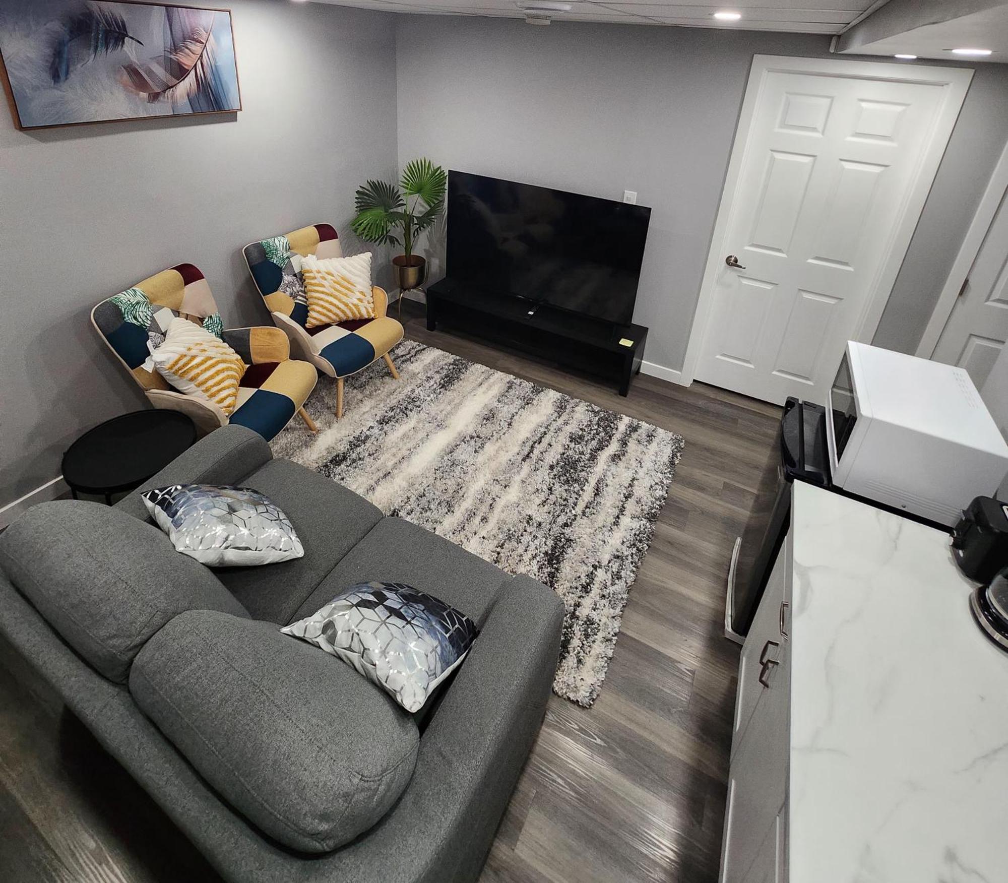 Entire Basement Suite With Private Entrance 위니펙 외부 사진