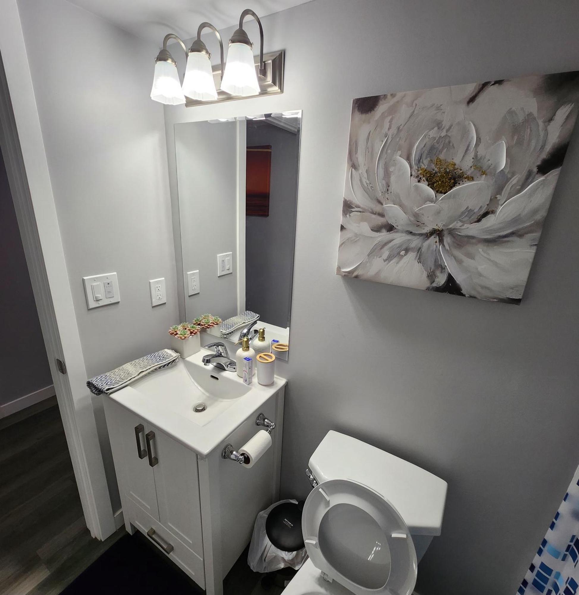 Entire Basement Suite With Private Entrance 위니펙 외부 사진