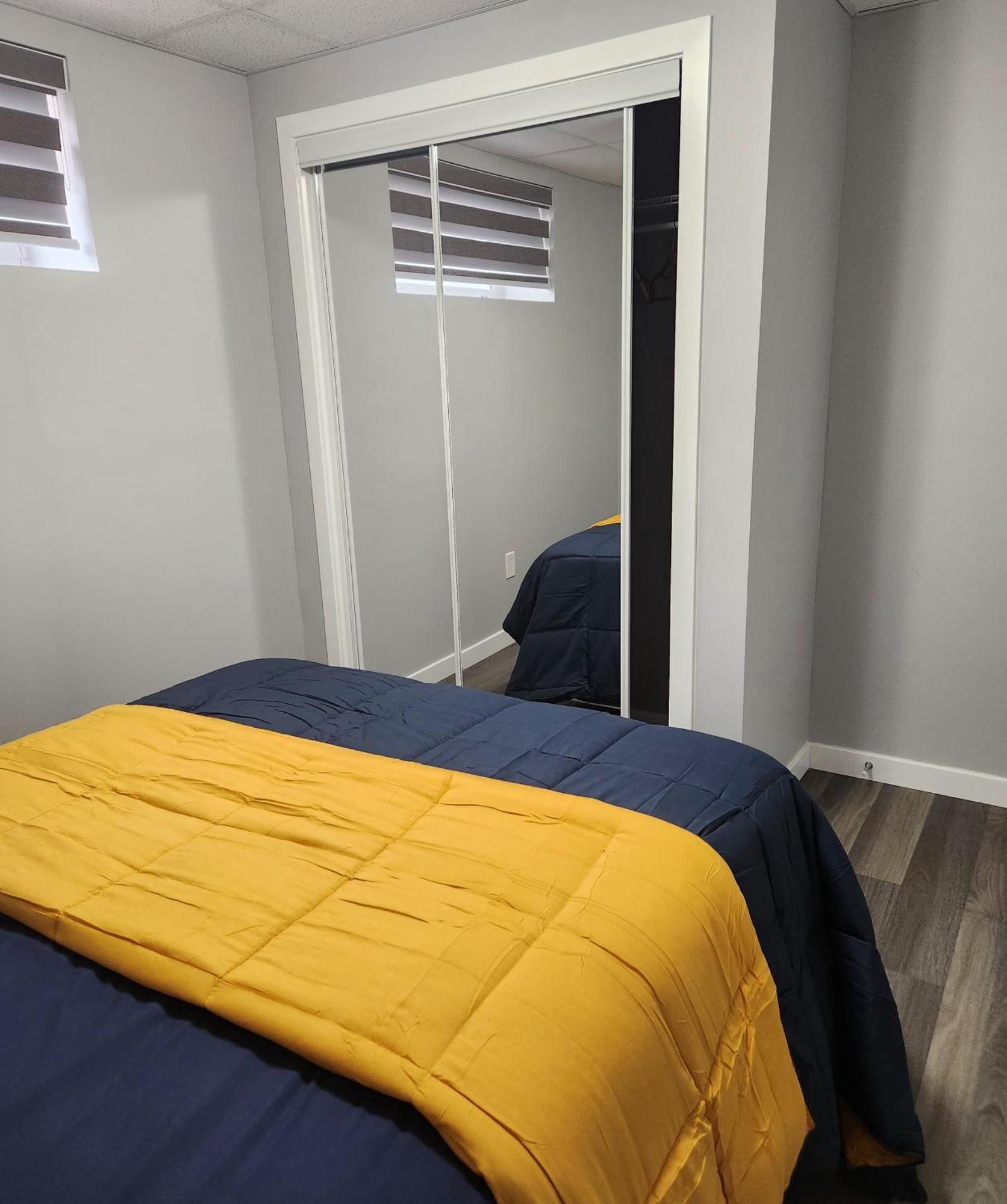 Entire Basement Suite With Private Entrance 위니펙 외부 사진