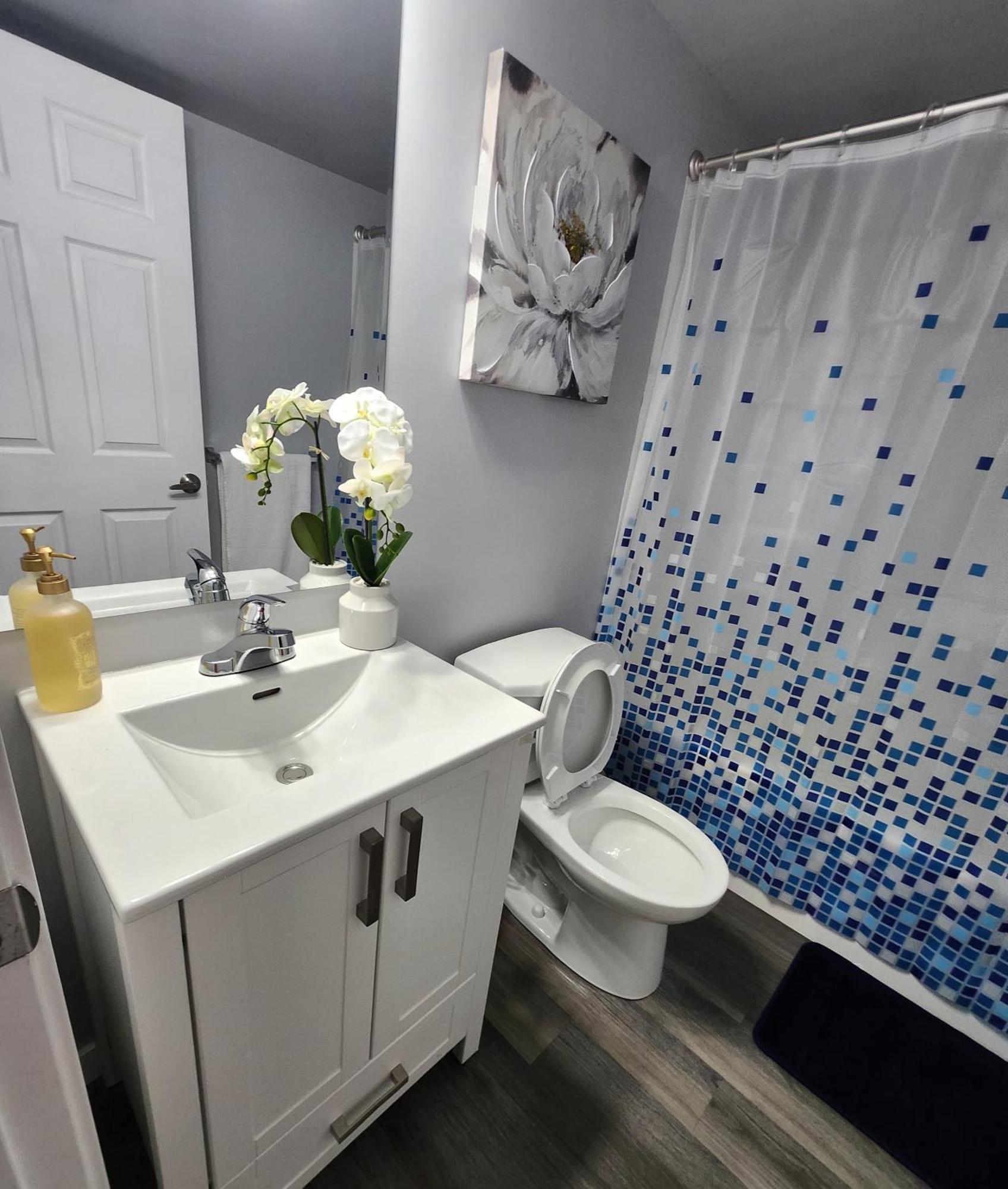 Entire Basement Suite With Private Entrance 위니펙 외부 사진